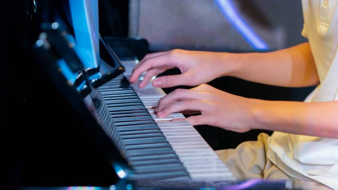 Người Mới Bắt Đầu Học Piano Nên Chọn Piano Điện Hay Piano Cơ?
